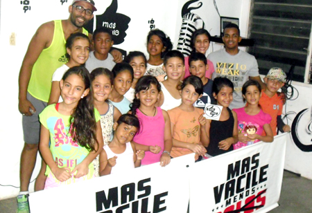 En la gráfica los bailarines Mago Martin y Johan Ugueto, junto a los integrantes del cuerpo de baile infantil de la fundación