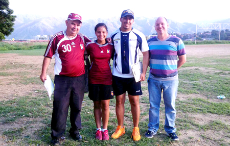 El entrenador Richard “Chichí” Machadi y el dirigente deportivo Renzo Saputelli (a los costados) posan con la vinotinto Andrea Zeola y el entrenador Samy Ramírez