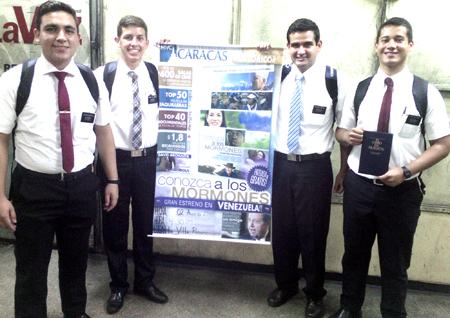 Elder Reina, Alendres, Villamizar y Bellorín, extendieron la invitación a todos los interesados en asistir al documental "Conozca a los Mormones"