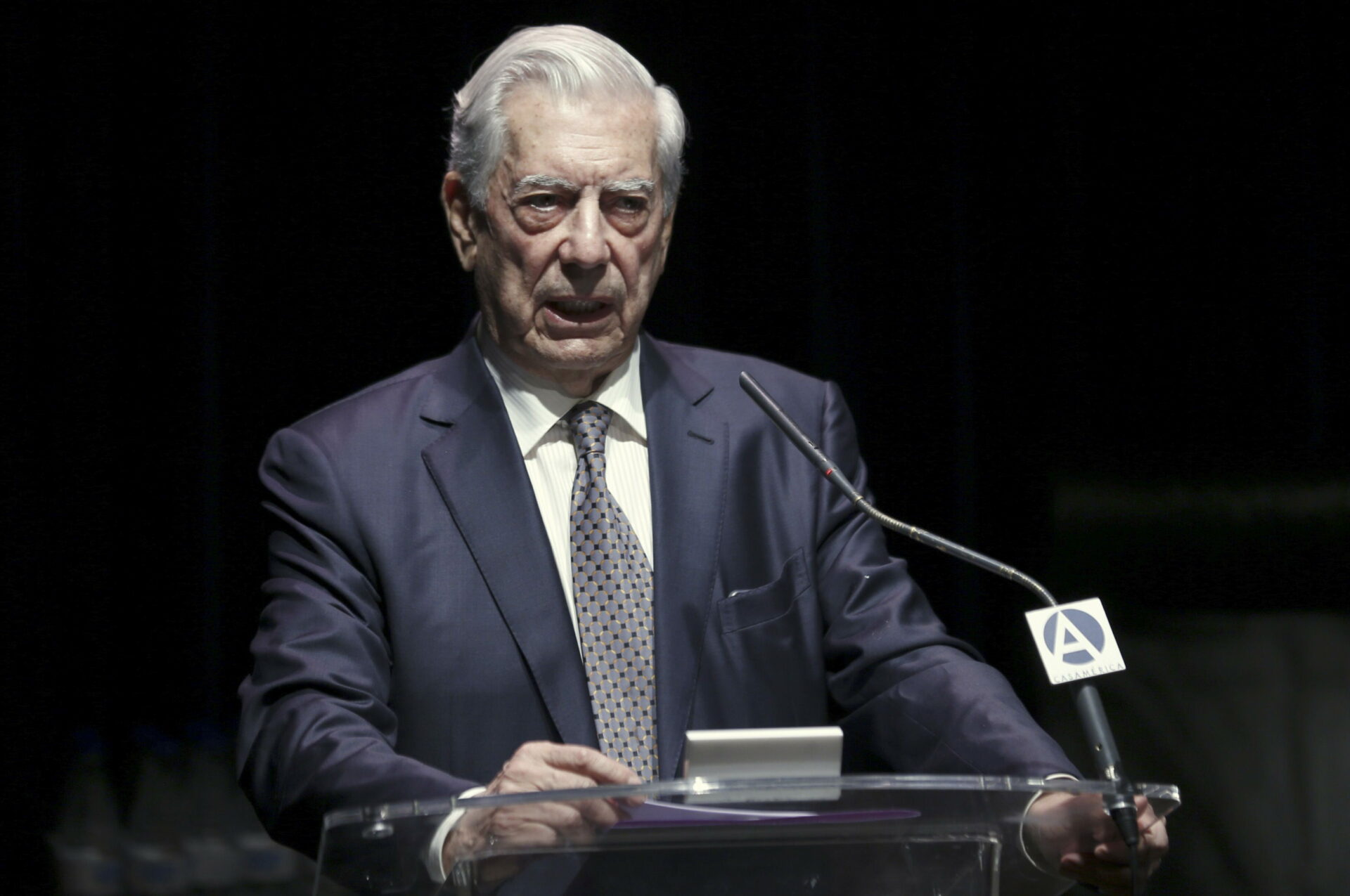 GRA0015. MADRID,02/07/2015.- El premio Nobel de literatura Mario Vargas Llosa durante su intervención en el debate sobre democracia y populismo en Latinoamérica en el llamado Foro Atlántico celebrado hoy en la Casa América.-EFE/SERGIO BARRENECHEA.
