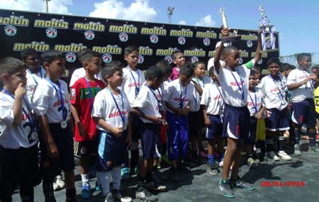 En la gráfica, los niños del Deportivo Los Olivos, campeones en la categoría sub 9 en la Copa Maltín Polar.