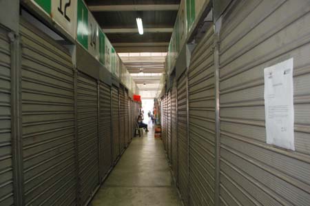 La mitad de los puestos del puestos del Mercado Terminal de La Urbina siguen cerrados, en su mayoría son usados como depósitos para los buhoneros