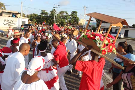 La clausura del Festival ¡Somos Miranda! inició con la toma de las calles de Higuerote por las diversas manifestaciones culturales y patrimonialesCORT. CORPOMIRANDA