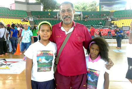 En la gráfica Ollarvides Marshall, junto a atletas mirandinas del baloncesto