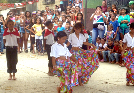 Recientemente en el sector Guacarapa, de Guarenas, se desarrollaron actividades en favor de los más pequeños de la casa, gracias al trabajo de Manantial Revolucionario y Cambiándole la Cara al Barrio