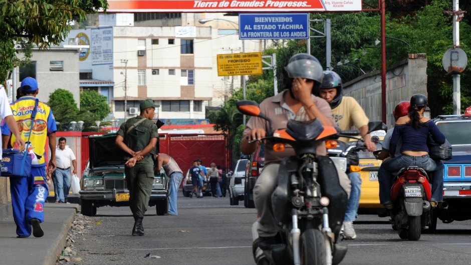 A Venezuela's National Guard member patrols the Simon Bolivar bridge in San Antonio, Venezuela, border with Colombia, on November 21, 2009. AFP PHOTO/Guillermo Legaria (Photo credit should read GUILLERMO LEGARIA/AFP/Getty Images)