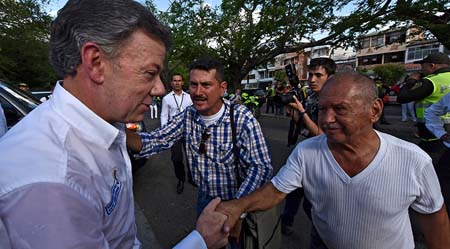 Juan Manuel Santos, afirmó este lunes que su Gobierno mantendrá su política de firmeza y diplomacia en busca de una solución a la crisis fronteriza con Venezuela