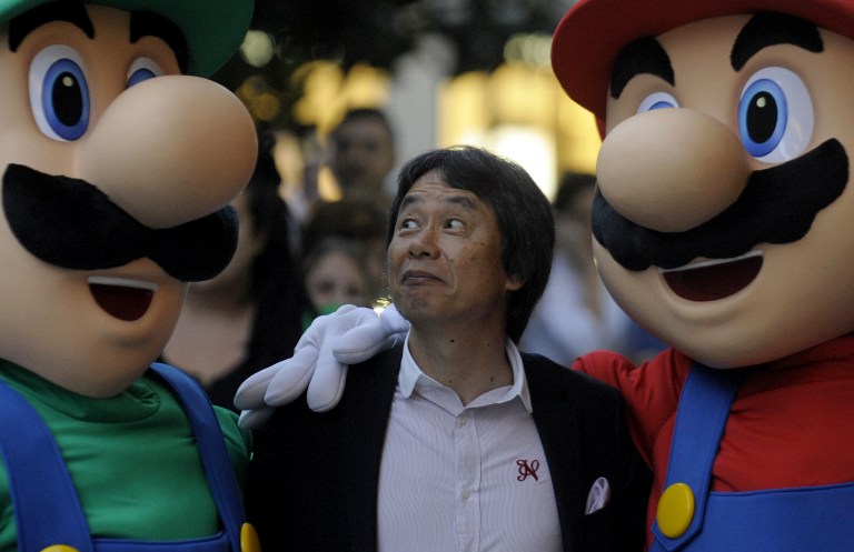 El creador de Super Mario, el japonés Shigeru Miyamoto, apareció en un escenario ante una muchedumbre en una sala con capacidad para 700 personas, en la que no faltó la música en vivo.