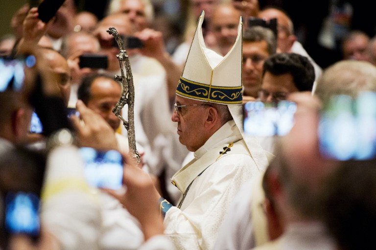 Pope Francis arrives to celebrate mass at the Cathedral Basilica of Saints Peter and Paul in Philadelphia, Pennsylvania, on September 26, 2015. AFP PHOTO/ ANDREW CABALLERO-REYNOLDS