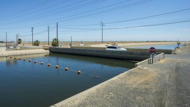 El hundimiento del terreno en el Valle Central ha hecho que este puente baje hasta casi alcanzar el nivel agua del canal que atraviesa