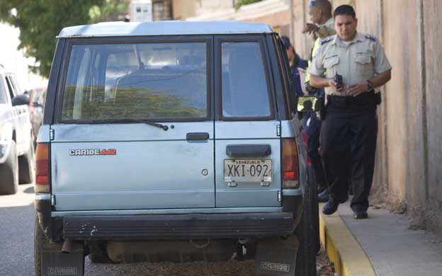 Maracaibo Venezuela 09/09/2015
Zulia SUcesos
Efectivos policiales de Polimaracaibo sostuvieron un enfrentamiento con un delincuente que, junto a otros dos hampones, se introdujo en una residencia en el sector Zapara, al norte de la ciudad, y violaron a una joven.Los antisociales, posteriormente, se apoderaron de una camioneta Caribe, color azul, propiedad de la familia que tenían sometida, pero en el sector Puntica de Piedra sostuvieron un enfrentamiento con efectivos de Polimaracaibo y uno de estos cayó abatido.Fuentes policiales indicaron que los antisociales accedieron a la casa de un médico entre las 5 y 5:40 de esta mañana. En la vivienda se hallaba el galeno junto a su esposa, y dos de sus hijos, un varón y una joven de 21 años.Luego de atar a las víctimas, uno de los hampones metió a la joven a uno de los cuartos y la violó. Los delincuentes permanecieron en la residencia cerca de una hora mientras buscaban objetos de valor.Al parecer, alguien vio a un delincuente en el techo de la casa y llamó a la policía, que llegó minutos después. Los sujetos tomaron una camioneta Caribe, propiedad del galeno, e inició una persecución.Después, en la avenida 6 del sector Zapara se quedó la camioneta, y los sujetos salieron corriendo para burlar a los efectivos. A tres cuadras, entre el barrio Leonardo Ruíz Pineda y Puntica de Piedra, se produjo un enfrentamiento y uno de estos cayó abatido.El delincuente, herido, fue trasladado por los funcionarios a un CDI en el 18 de Octubre, donde murió. Ahí fue identificado como Kliber David Morales Arteaga.