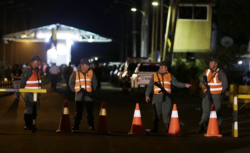 Soldados de la Guardia Nacional venezolana vigilan la frontera entre Colombia y Venezuela, el martes 8 de septiembre de 2015, según se les ve desde Paraguachón, Colombia. El presidente venezolano Nicolás Maduro ha ampliado una ofensiva para combatir el contrabando a lo largo de la frontera del país con Colombia y ordenó el cierre del principal cruce fronterizo en el estado más grande de Venezuela. (Foto AP/Fernando Vergara)