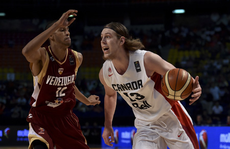 El centro guarenero Javinger Vargas marcando nada menos que al NBA canadiense Kelly Olynyk
AFP / Yuri Cortez