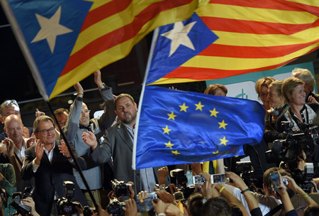 "Hemos ganado", lanzó Artur Mas, al celebrar la obtención de la mayoría de escaños obtenida en el parlamento regional por los partidos independentistas, de acuerdo con los resultados parciales tras el 88% de los votos escrutados.
AFP / LLUIS GENE