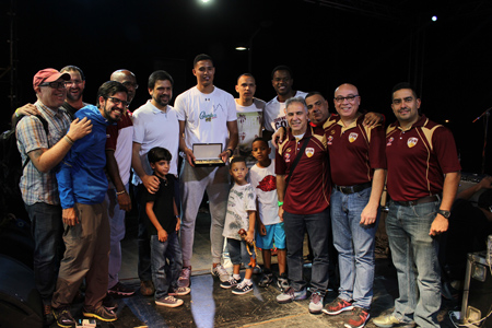 Ocariz dio la bienvenida al seleccionado Vinotinto en la plaza Miranda de Los Dos Caminos y otorgó el reconocimiento por la actuación deportiva del equipo venezolano