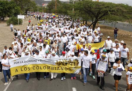 La manifestación, bautizada "Por la dignidad y el respeto de los colombianos", llegó hasta el puente internacional Simón Bolívar, que une Cúcuta con San Antonio del Táchira.
SCHNEYDER MENDOZA