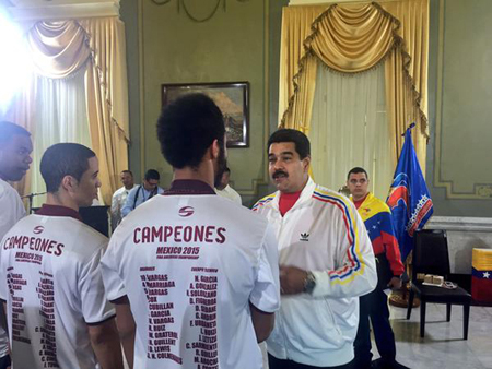 El presidente Nicolás Maduro compartió con los muchachos de la selección ayer en Miraflores