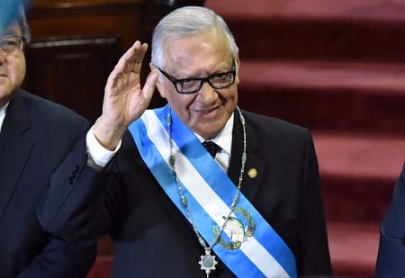 El exjuez y vicepresidente Alejandro Maldonado juró este jueves como presidente de GuatemalaAFP / RODRIGO ARANGUA