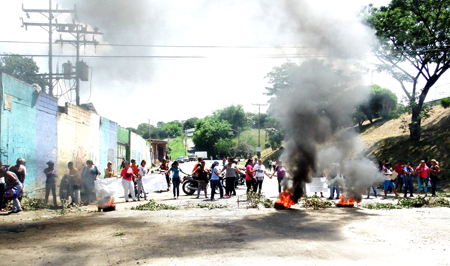 Los manifestantes encendieron cauchos para hacerse sentir