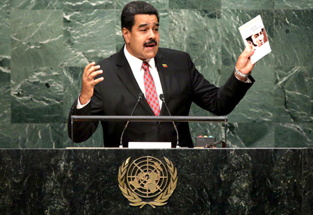 AGX52. NUEVA YORK (EE.UU), 29/09/2015.- El presidente de Venezuela Nicols Maduro habla sosteniendo un texto llamado Carta de Jamaica hoy, martes 29 de septiembre de 2015, durante la Asamblea General de la ONU en su sede en Nueva York (Estados Unidos). EFE/JASON SZENES