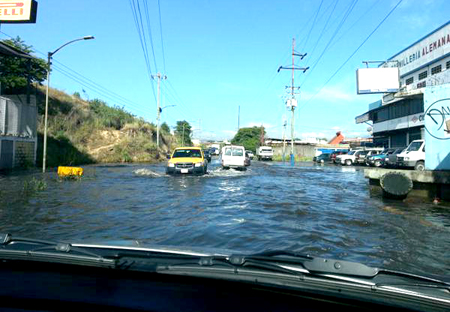 Conductores deben hacer "de tripas corazones" para atravesar el lugar