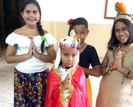 Pequeñas de Infancia Misionera se pusieron su mejores trajes para honrar a la virgen