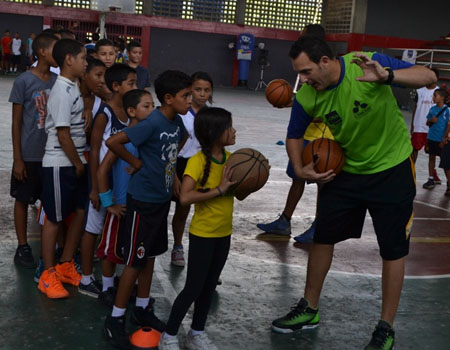 Numerosos jovencitos acudieron a la clínica de baloncesto efectuada en el Polideportivo Francisco Mujica Toro