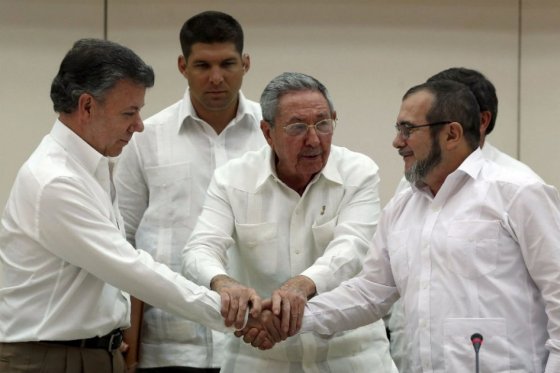 De nuevo un Santos con cara de pocos amigos y sin poder usar un pañuelo le dio la mano a Timochenko, esta vez con Raúl Castro quien ha resultado todo un buen oficiante