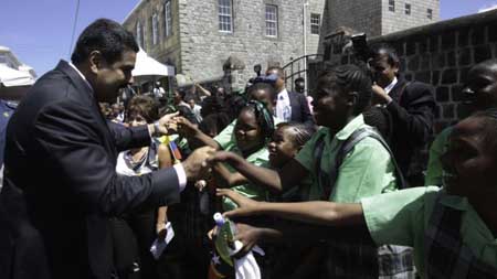 El presidente de Venezuela, Nicolás Maduro Moros, saluda a estudiantes que le recibieron en el aeropuerto de Dominica.
PRENSA PRESIDENCIAL