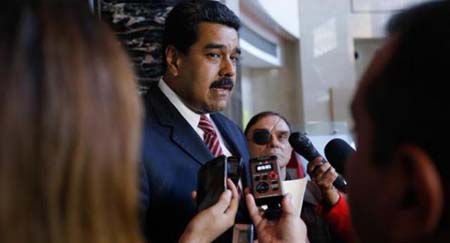 Maduro efectuó su llamado a Santos a través de los periodistas en declaraciones efectuadas en Jamaica, isla caribeña en la que este domingo terminó una gira exterior que lo llevó por Vietnam, China y Catar.
PRENSA PRESIDENCIAL