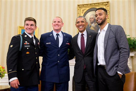 Obama celebró a los tres amigos que se iban a una reunión divertida en París cuando “terminaron enfrentando una situación potencialmente catastrófica y sometiendo a alguien que claramente tenía intenciones de causar daño a muchas personas, infligiendo terror al pueblo francés”