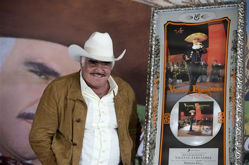 El Rey de la Ranchera Vicente Fernández posa durante una conferencia de prensa en Tlajomulco de Zúñiga, México, en la que presentó su nuevo álbum, "Muriendo de amor", el miércoles 7 de octubre del 2015. (AP Foto/Refugio Ruiz)