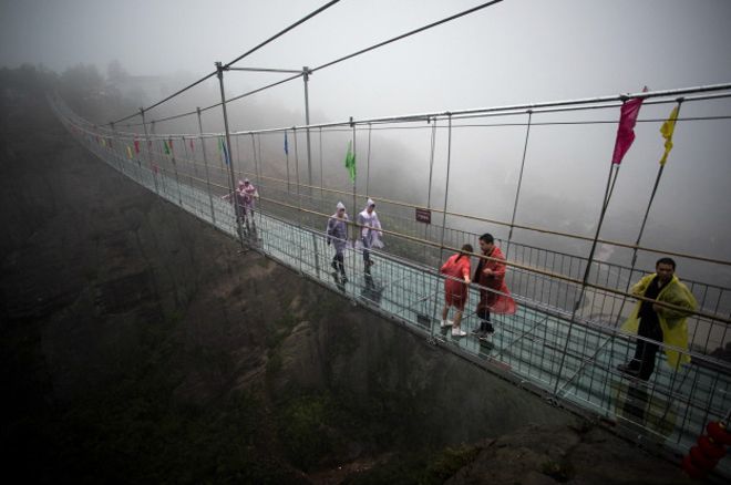 Este puente de cristal se ha convertido en la más reciente atracción en las montañas de Shinuizhai, al sur de China.
