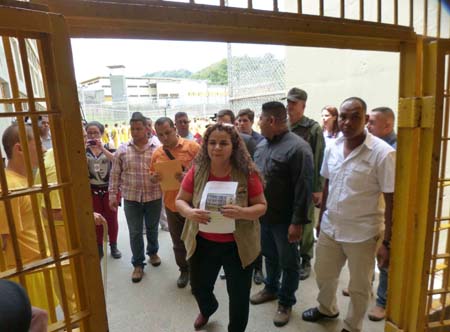 Aspecto del inicio del recorrido por parte de la jefa de la cartera del Poder Popular para el Servicio  Penitenciario, junto a otras autoridades  FOTOS CORT. / IVÁN CARRILLO