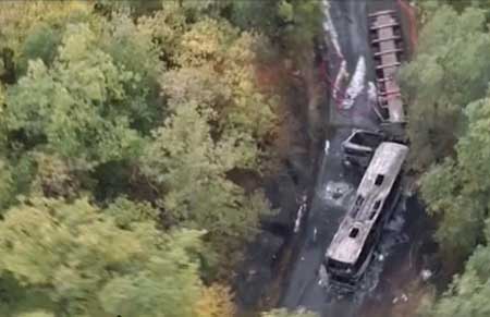 Esta foto ara tomada de un video muestra la escena despus de que un camin y un autobs que transportaba a jubilados a una excursin chocaron el viernes y se incendiaron en una regin vitivincola del sur de Francia, dejando un saldo de 43 muertos y cuatro heridos de gravedad, informaron las autoridades el viernes 23 de octubre de 2015, cerca del pueblo de Puisseguin, unos 50 kilmetros al este de Burdeos, Francia. ( iTl FRANCE TV via AP) TV OUT  - EDS NOTE IMAGES MAY BE USED FOR 30 DAYS FROM DATE OCT. 23, 2015.