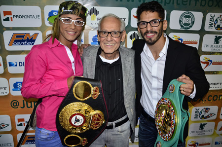 La Monita y Jorge Linares posan con Gilberto Mendoza, el presidente de la Asociación Mundial de Boxeo
