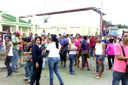 Los usuarios exigen que mejore la atención  en este centro de abastecimiento