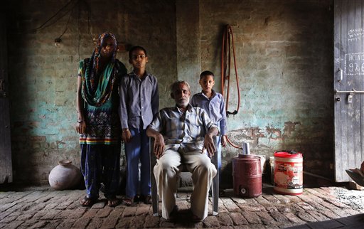 Anita Berwal (izq) con su esposo Sadhuram Berwal (sentado) y sus hijos fotografiados en su casa de Sorkhi, en el sur de la India, el 13 de agaosto del 2015. Sadhuram Brewal viajó 2.700 kilómetros para conocer a su prometida, en un matrimonio arreglado por las familias. El hombre no consiguió esposa en el sur del país, donde hay bastante más hombres que mujeres. (AP Photo/Manish Swarup, File)
