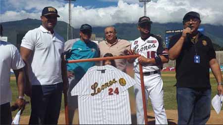 Henry Blanco fue homenajeado antes de empezar el partido donde Bravos apaleó al Caracas