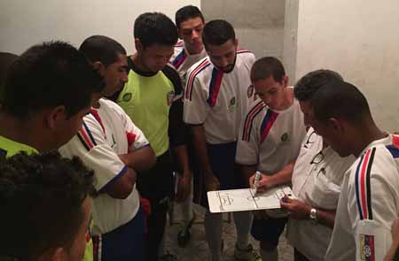 El director técnico William Rodríguez imparte instrucciones a los muchachos del Deportivo Selecta