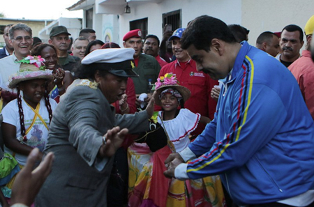 El mandatario bailó junto a una cultora, los tradicionales tambores de Curiepe
PRENSA PRESIDENCIAL