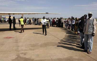 Varios sudaneses de la comunidad Abyei, residentes en Yuba, se preparan para embarcar en un avión, en el aeropuerto internacional de Yuba, Sur Sudán