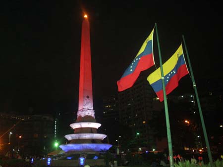 Tras la interpretación de los himnos de Venezuela y Chacao por la Sinfónica Municipal, se realizó una ofrenda floral