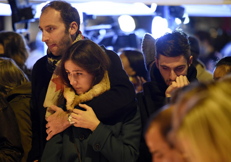 Escenas de dolor e impotencia, en una vigilia ante el teatro Bataclan, de París, donde se registró la mayoría de víctimas del ataque terrorista del sábado.AFP / FRANCK FIFE