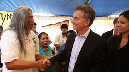 Mauricio Macri (d), con el líder indígena qom, Felix Díaz (i), en el campamento que mantienen en el centro de Buenos Aires desde hace nueve meses en Buenos Aires