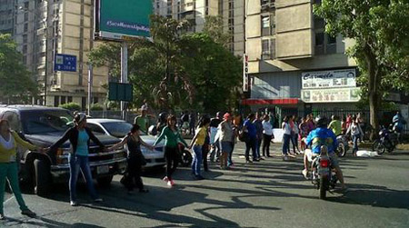 Manifestantes trancan la Av. Francisco de Miranda