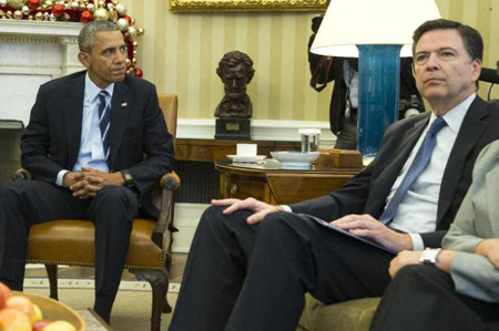 n esta imagen, tomada el 3 de diciembre de 2015, el presidente de Estados Unidos, Barack Obama, sentado junto al director del FBI James Comey en el Despacho Oval de la Casa Blanca, en Washington.
AP