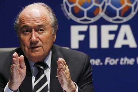 Blatter sigue en el ojo del huracán