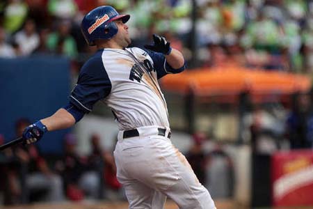 Bryan Burgamy pegó jonrón con las bases llenas y remolcó cinco carreras