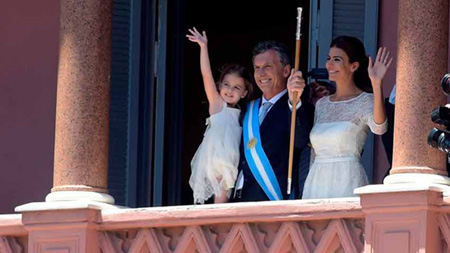 Macri, de 56 años, acudió al Parlamento junto a su tercera esposa y la pequeña hija de ambos, Antonia, de 4 años